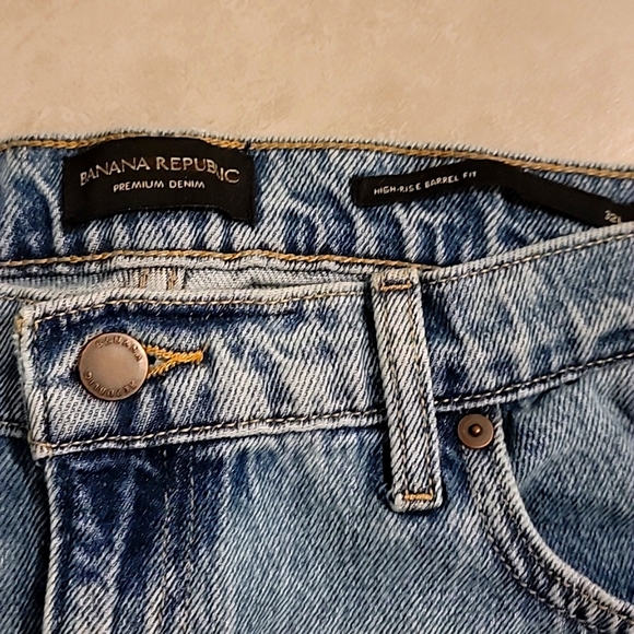 Banana Republic Premium Denim High-Rise Barrel Fit Jeans.  Medium Wash. 32L - Picture 3 of 10